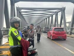 Cegah Kecelakaan, Polisi Bersihkan Tumpahan Solar di Jembatan Landak Pontianak
