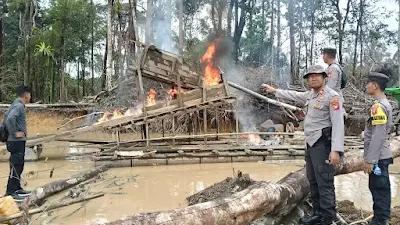 Tim gabungan dari Polsek Mentebah, Koramil, dan Pemerintah Desa saat memusnahkan lanting jek yang digunakan untuk aktivitas tambang emas ilegal di aliran Sungai Tekudum, Kapuas Hulu, Rabu (20/8/2025).