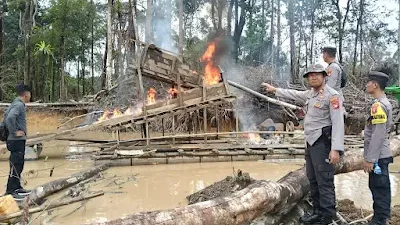 Tim gabungan dari Polsek Mentebah, Koramil, dan Pemerintah Desa saat memusnahkan lanting jek yang digunakan untuk aktivitas tambang emas ilegal di aliran Sungai Tekudum, Kapuas Hulu, Rabu (20/8/2025).