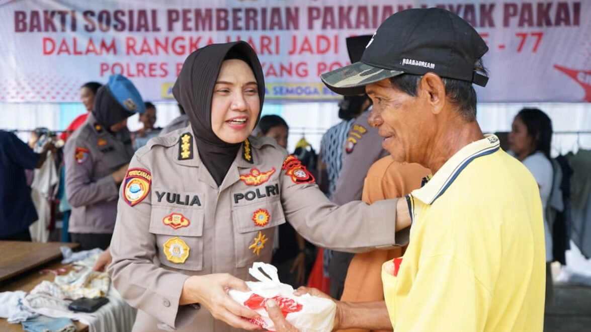 Anggota Polwan Polda Kalbar bersama jajaran Polres Bengkayang secara simbolis menyerahkan paket sembako kepada warga dalam kegiatan bakti sosial di Kecamatan Jagoi Babang, Kabupaten Bengkayang.