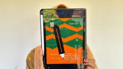 Seorang panitia menunjukkan poster digital Sayembara Cerpen Cerita Kota Kita Vol. 2 yang menjadi bagian dari rangkaian PontiLite Fest 2025.