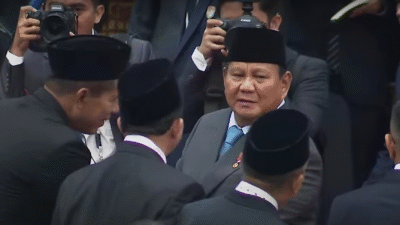Presiden Prabowo Subianto menghampiri dan bersalaman dengan anggota DPR setelah menyampaikan pidato kenegaraan di Sidang Tahunan MPR RI, di Gedung DPR/MPR, Jakarta, Jumat (15/8/2025). (Tangkapan Layar Youtube TV Parlemen)