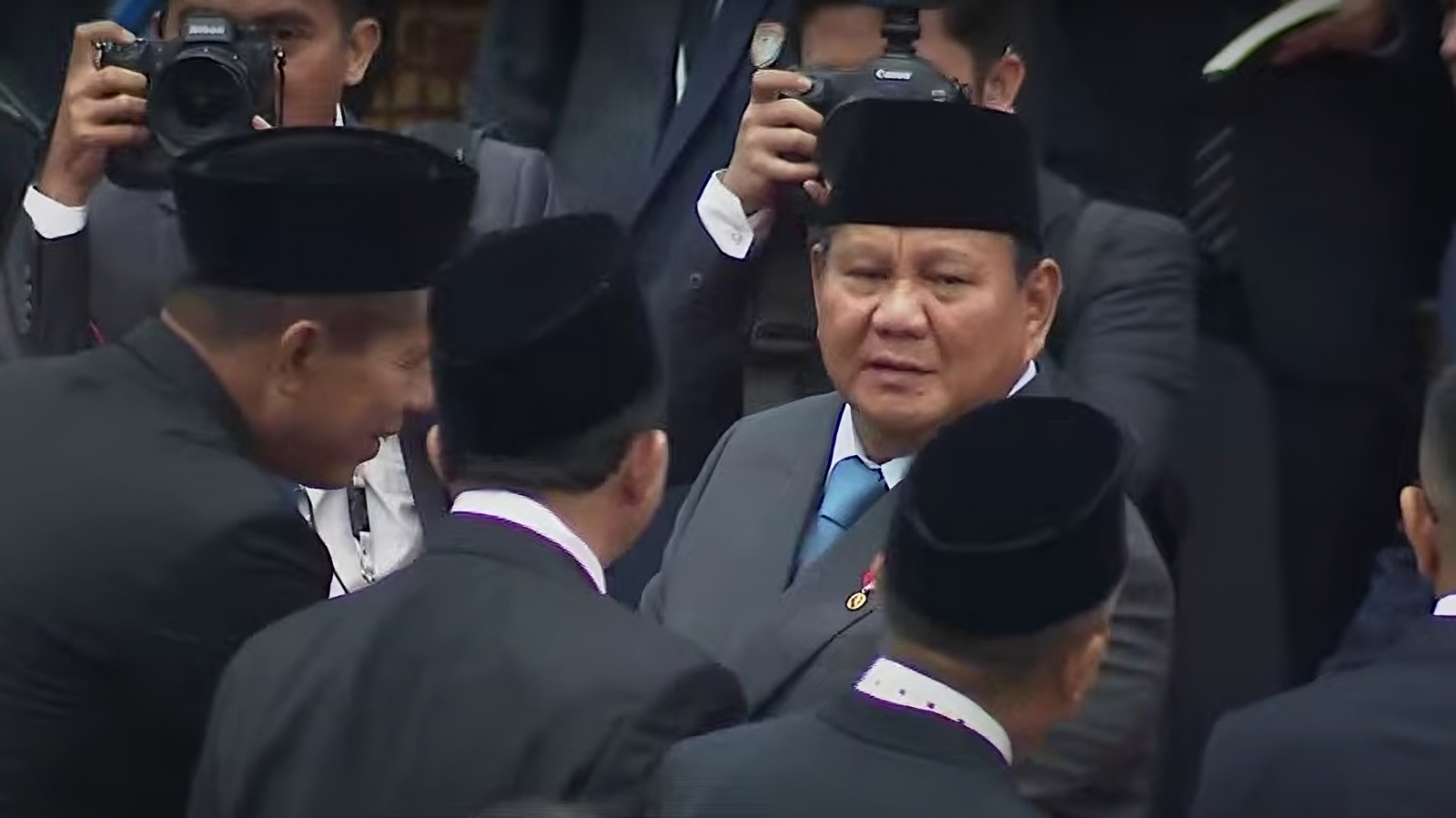 Presiden Prabowo Subianto menghampiri dan bersalaman dengan anggota DPR setelah menyampaikan pidato kenegaraan di Sidang Tahunan MPR RI, di Gedung DPR/MPR, Jakarta, Jumat (15/8/2025). (Tangkapan Layar Youtube TV Parlemen)