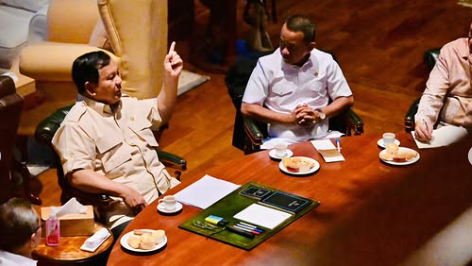 Presiden Prabowo Subianto saat memimpin rapat maraton bersama jajaran menteri dan direksi BUMN di kediamannya, Hambalang, Bogor, Rabu (20/8/2025).