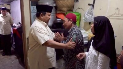 Presiden Prabowo Subianto saat melayat ke rumah duka di Jakarta Pusat, Jumat (29/8/2025) malam. (Dok. Ist)