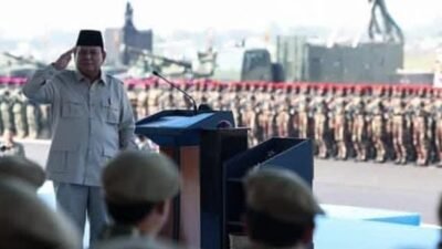 Presiden RI Prabowo Subianto saat memimpin Upacara Gelar Pasukan dan peresmian satuan operasional baru TNI di Lanud Suparlan, Batujajar, Bandung, Minggu (10/8/2025).