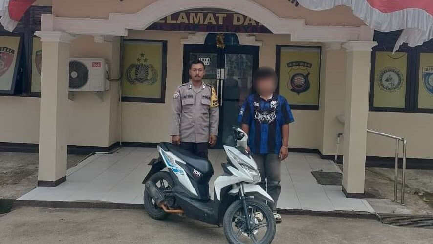 Terduga pelaku pencurian sepeda motor berinisial IF (21) diamankan oleh petugas Polsek Kembayan beserta barang bukti kendaraan hasil curian.