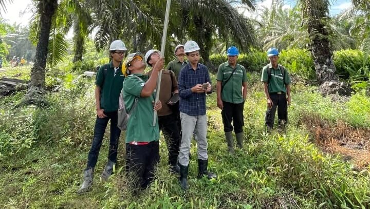 Tim Peneliti Egrek Digital dari ITS Surabaya mendemonstrasikan prototipe alat panen sawit inovatif yang akan dipamerkan dalam Setara Cita Expo 2025 di Balikpapan.