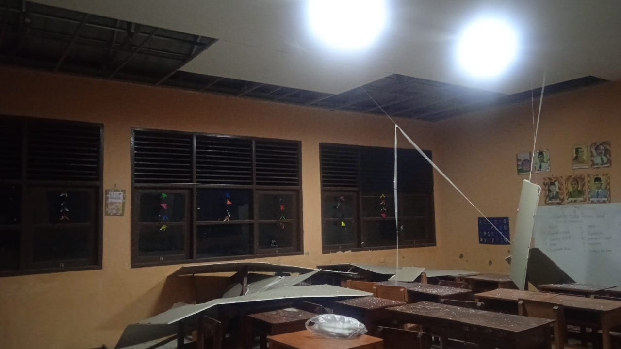 Kerusakan bangunan SDN Kutamaneuh 2, Kecamatan Tegalwaru, Kabupaten Karawang, Jawa Barat, pascagempa bumi berkekuatan magnitudo (M) 4,9 yang berpusat di Kabupaten Bekasi, Rabu (20/8). BPBD Kabupaten Karawang