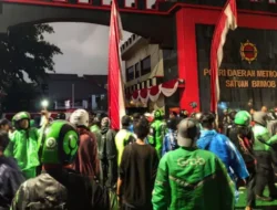 Mako Brimob Kwitang Dikepung Ribuan Ojol, Pos Polisi Dibakar Massa