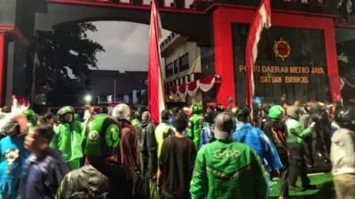 Massa saat berada di kawasan Mako Brimob Kwitang Jakarta, Jumat dini hari (29/8/2025).