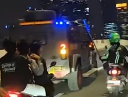 Kabur Usai Lindas Ojol: Massa Kejar Rantis Brimob Hingga Naik Jalan Layang