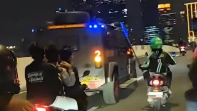 Tangkapan layar dari video amatir yang viral, memperlihatkan puluhan pengemudi ojol mengejar mobil rantis Brimob di kawasan Pejompongan, Jakarta.