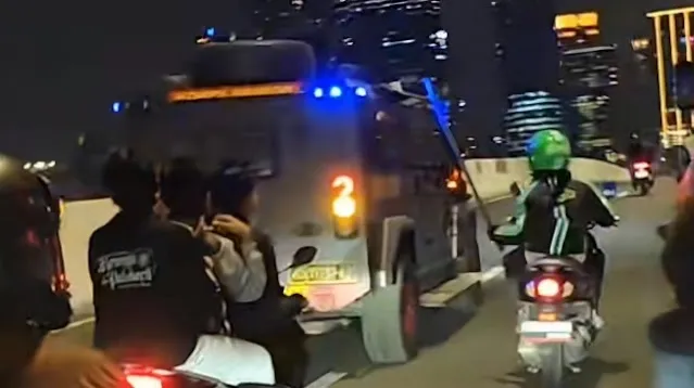 Tangkapan layar dari video amatir yang viral, memperlihatkan puluhan pengemudi ojol mengejar mobil rantis Brimob di kawasan Pejompongan, Jakarta.