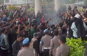 Suasana aksi unjuk rasa ratusan mahasiswa di depan Gedung DPRD Provinsi Kalimantan Barat yang diwarnai dengan pembakaran ban bekas sebagai bentuk protes. Rabu (27/8/2025).