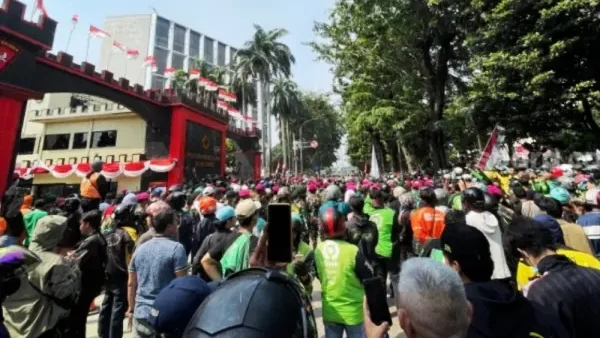 Para pengemudi ojek online (ojol) memadati Jalan Kwitang Raya saat menggelar aksi protes di depan Mako Brimob Polda Metro Jaya, Jakarta Pusat, Jumat (29/8).