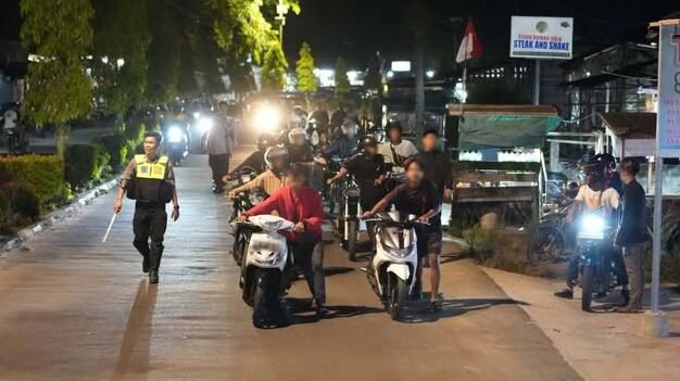 Sebanyak 131 unit motor, yang sebagian besar dikendarai oleh remaja di bawah umur, kini diamankan di Mapolres Sintang usai terjaring razia balap liar.