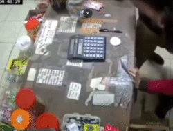 Aksi Perampokan Toko di Parit Mayor Terekam CCTV, Pelaku Sempat Lakukan Kekerasan