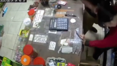 Tangkapan layar rekaman CCTV yang memperlihatkan pelaku saat melakukan tindak kekerasan terhadap penjaga toko di Parit Mayor, Minggu (24/8/2025).