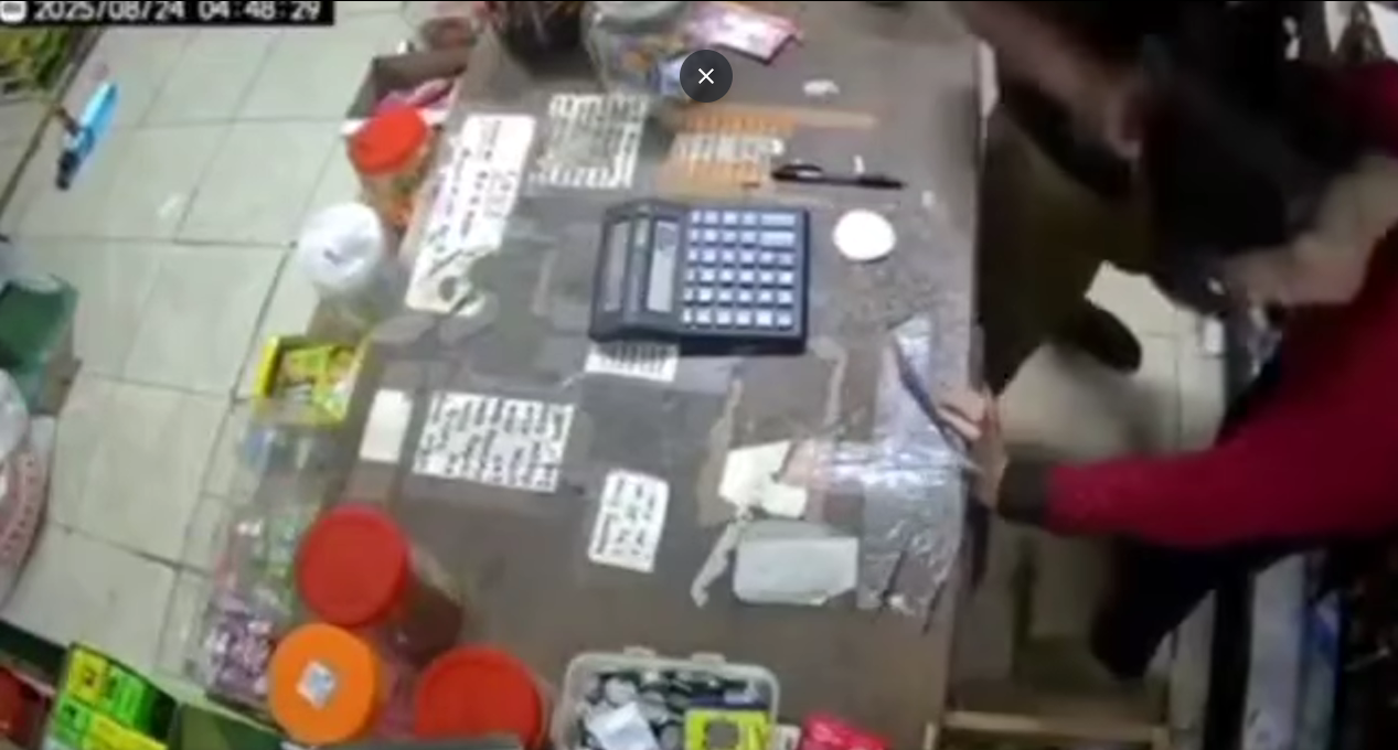 Tangkapan layar rekaman CCTV yang memperlihatkan pelaku saat melakukan tindak kekerasan terhadap penjaga toko di Parit Mayor, Minggu (24/8/2025).