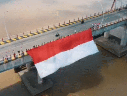 Merah Putih Raksasa Berkibar Megah di Jembatan Tayan, Peringati HUT RI ke-80