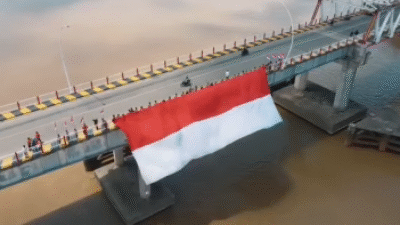 Merah Putih Raksasa Berkibar Megah di Jembatan Tayan, Peringati HUT RI ke-80
