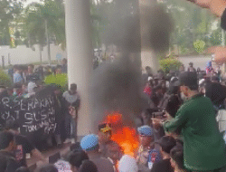 Breaking News: Mahasiswa Geruduk DPRD Kalbar, Bakar Ban hingga hampir Bentrok dengan Polisi