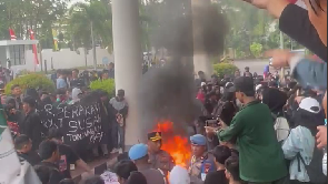 Suasana aksi demonstrasi ribuan mahasiswa di depan Gedung DPRD Kalimantan Barat yang diwarnai dengan pembakaran ban sebagai bentuk protes, Rabu (27/8/2025).
