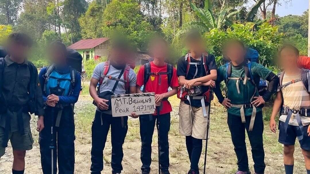 Tim pendaki Gunung Bawang, sebelum memulai pendakian yang berakhir tragis. (Dok. Ist)
