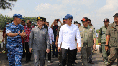 Kepala BNPB dan Menteri Lingkungan Hidup meninjau titik-titik karhutla di Kalbar melalui udara pada 1 Agustus 2025. (Dok. HO/Faktakalbar.id)