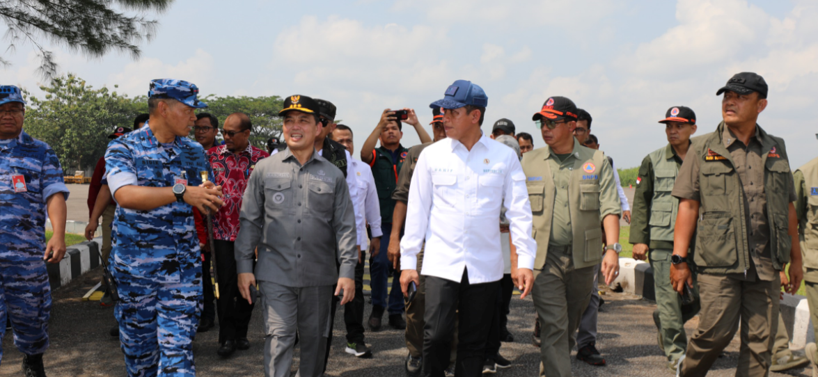 Kepala BNPB dan Menteri Lingkungan Hidup meninjau titik-titik karhutla di Kalbar melalui udara pada 1 Agustus 2025. (Dok. HO/Faktakalbar.id)