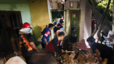 Proses evakuasi warga saat material longsor menimpa sebuah rumah di Desa Teluk Pengkah, Kecamatan Tebing Tinggi, Kabupaten Tanjung Barat, Jambi pada Rabu (30/7). (dok. HO/faktakalbar.id)