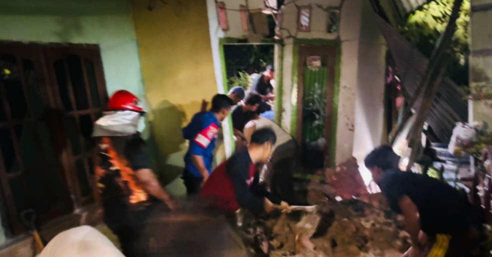 Proses evakuasi warga saat material longsor menimpa sebuah rumah di Desa Teluk Pengkah, Kecamatan Tebing Tinggi, Kabupaten Tanjung Barat, Jambi pada Rabu (30/7). (dok. HO/faktakalbar.id)