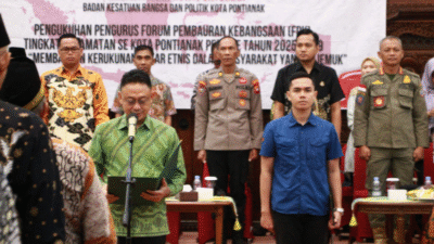 Wali Kota Edi Rusdi Kamtono saat mengukuhkan kepengurusan Forum Pembauran Kebangsaan tingkat kecamatan se-Kota Pontianak periode 2025–2029. (Dok. HO/Faktakalbar.id)