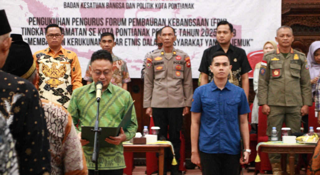 Wali Kota Edi Rusdi Kamtono saat mengukuhkan kepengurusan Forum Pembauran Kebangsaan tingkat kecamatan se-Kota Pontianak periode 2025–2029. (Dok. HO/Faktakalbar.id)