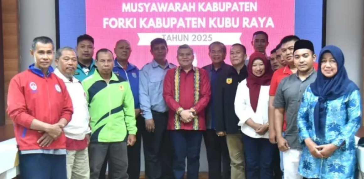 Sekretaris Daerah Kubu Raya, Yusran Anizam, bersama Kepala Disporapar dan perwakilan KONI membuka Musyawarah Kabupaten FORKI Kubu Raya Tahun 2025 di Kantor Bupati Kubu Raya. (Dok. amb/faktakalbar.id)
