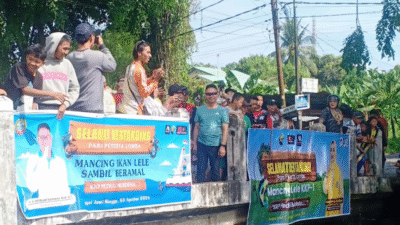 Wali Kota Pontianak Edi Rusdi Kamtono melepas ikan lele seberat 7 kg ke Parit Sungai Jawi saat membuka lomba mancing. (Dok. HO/faktakalbar.id)
