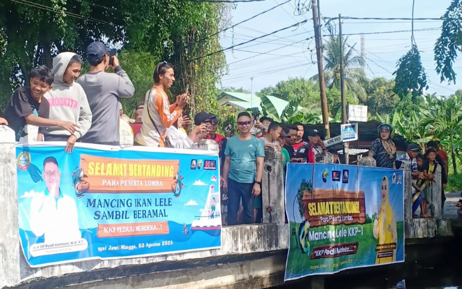 Wali Kota Pontianak Edi Rusdi Kamtono melepas ikan lele seberat 7 kg ke Parit Sungai Jawi saat membuka lomba mancing. (Dok. HO/faktakalbar.id)