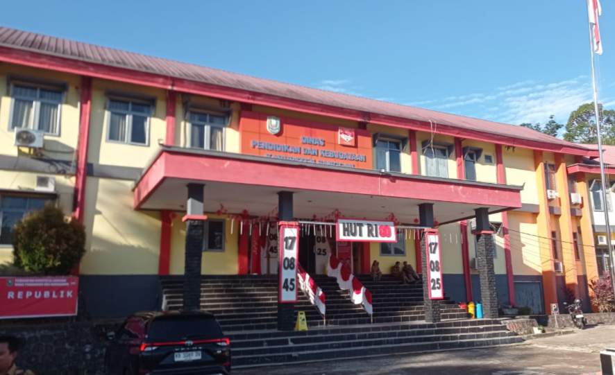 Theofilus memberikan keterangan pers di Kantor Disdikbud Sanggau terkait tuduhan mark up buku dari dana BOSP. (Dok. HO/faktakalbar.id)