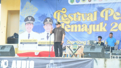 Wakil Bupati Sambas, Heroaldi, menghadiri pembukaan Festival Pesisir Temajuk 2025 yang dimeriahkan berbagai kegiatan budaya dan kuliner khas. (Dok. Ist)