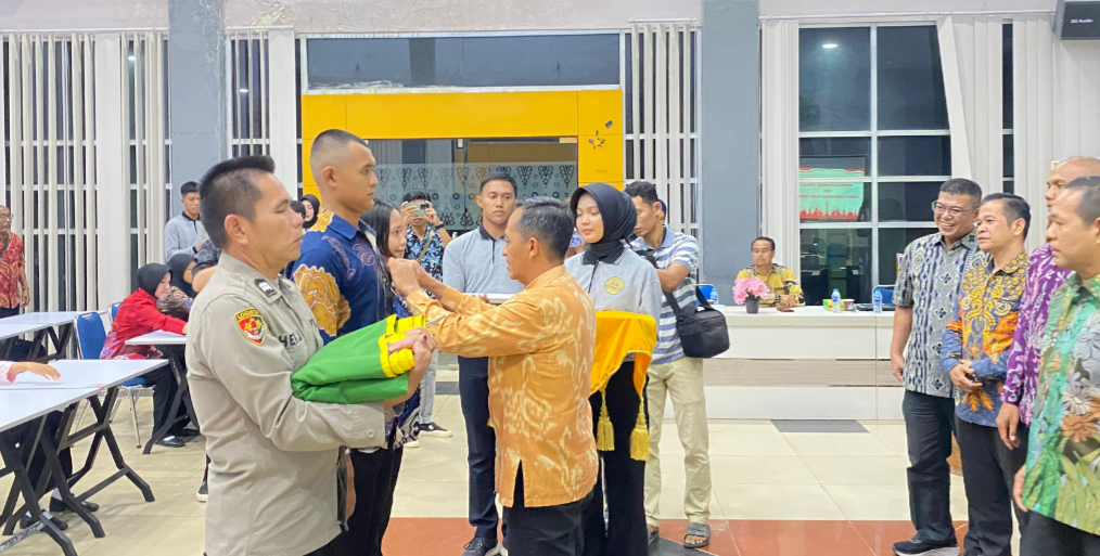 Para calon anggota Paskibraka Sambas 2025 mengikuti pembukaan diklat di Aula BKPSDMAD Sambas, Senin (4/8/2025). (Dok. Ist)