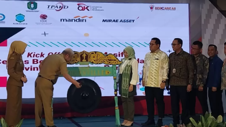 Kepala OJK Kalbar Rochma Nurhidayati secara simbolis membuka Kejar Masif dan Cerdas Berinvestasi Pasar Modal Provinsi Kalimantan Barat. (Dok. Ist)