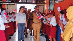 Asisten Bidang Ekonomi dan Pembangunan Ketapang, Syamsul Islami, berdiri di depan para siswa saat meluncurkan program pemeriksaan kesehatan gratis di SDN 04 Benua Kayong. (Dok. Instagram/@dinkes_ketapang)