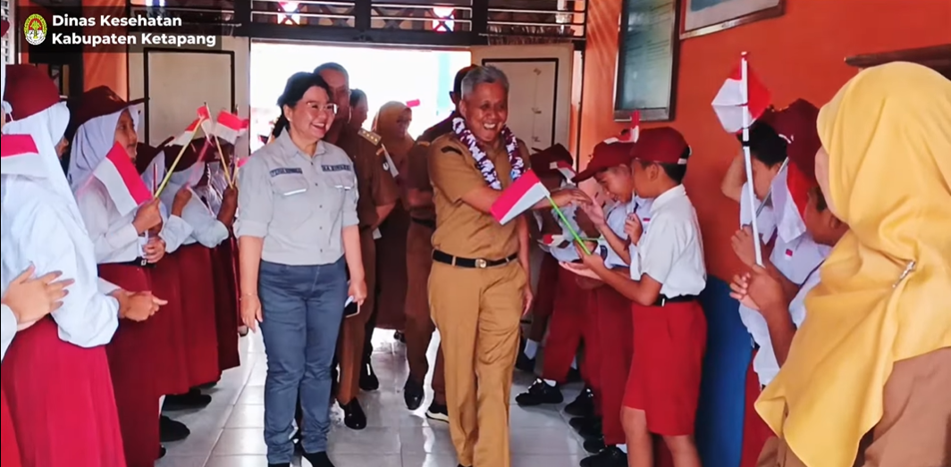 Asisten Bidang Ekonomi dan Pembangunan Ketapang, Syamsul Islami, berdiri di depan para siswa saat meluncurkan program pemeriksaan kesehatan gratis di SDN 04 Benua Kayong. (Dok. Instagram/@dinkes_ketapang)