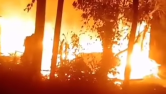 Kobaran api melalap bangunan rumah kosong di Desa Sungai Ringin, Sekadau Hilir, pada dini hari Kamis (7/8/2025)