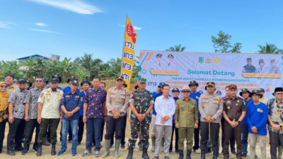 Bupati Satono saat menanam jagung secara simbolis bersama masyarakat di Kecamatan Subah. (Dok. faktakalbar.id)