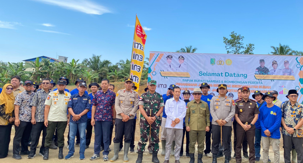 Bupati Satono saat menanam jagung secara simbolis bersama masyarakat di Kecamatan Subah. (Dok. faktakalbar.id)