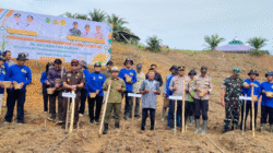 Kapolres Sambas bersama peserta kegiatan tanam jagung serentak di Kecamatan Subah. (Dok. faktaklbar.id)