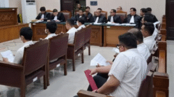 Eks Pegawai Kominfo membacakan pledoi dalam persidangan di Pengadilan Negeri (PN) Jakarta Selatan. (Dok. Ist)