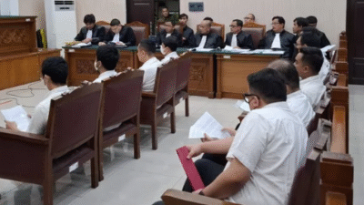 Eks Pegawai Kominfo membacakan pledoi dalam persidangan di Pengadilan Negeri (PN) Jakarta Selatan. (Dok. Ist)